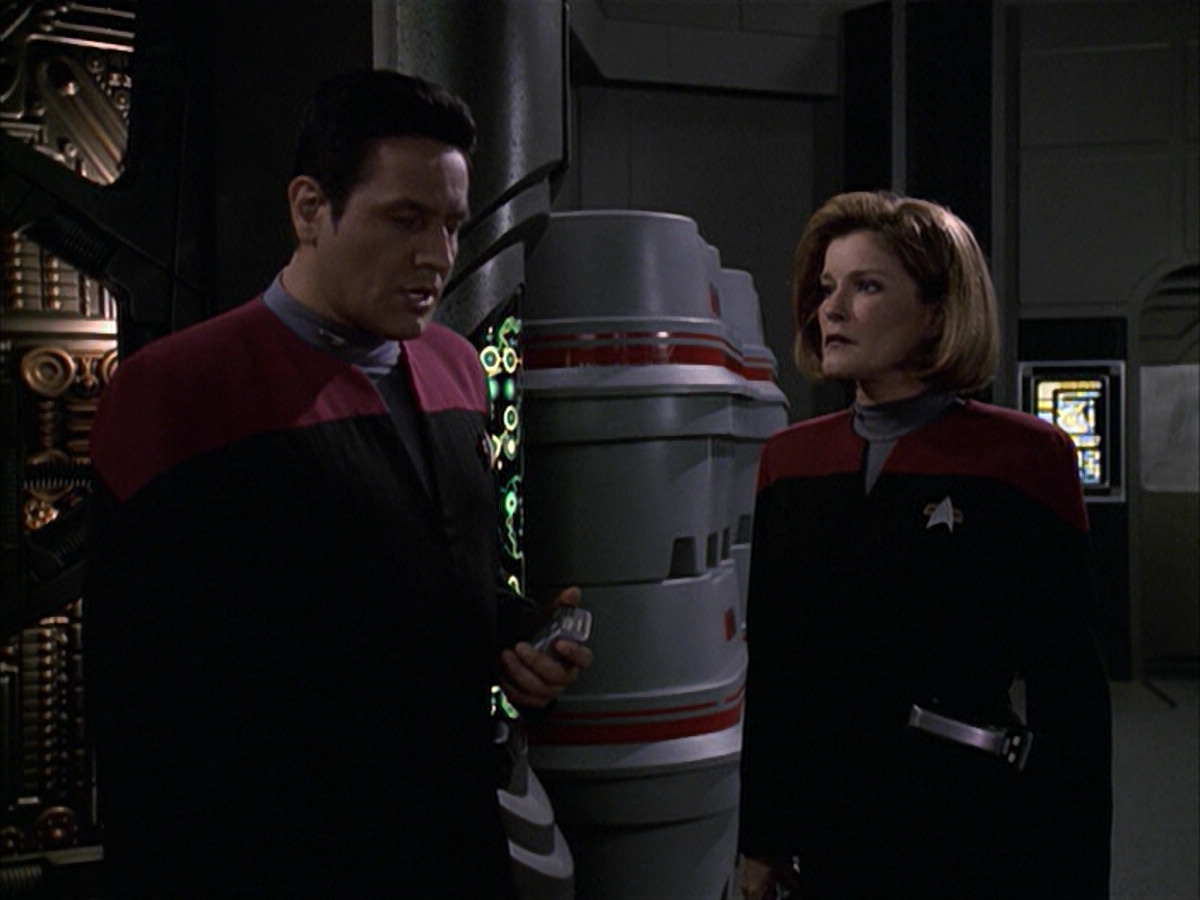 extant_StarTrek_VOY_6x09-TheVoyagerConspiracy_02933.jpg