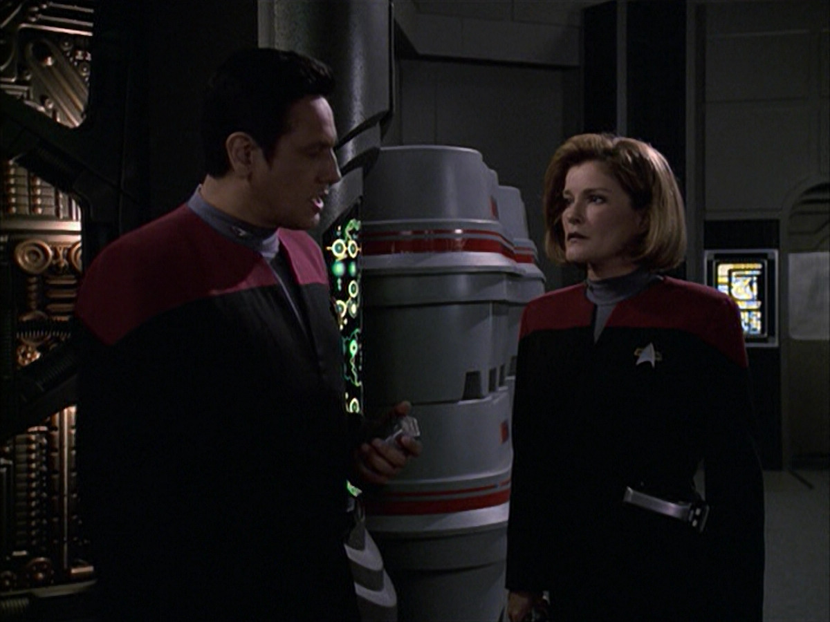 extant_StarTrek_VOY_6x09-TheVoyagerConspiracy_02934.jpg