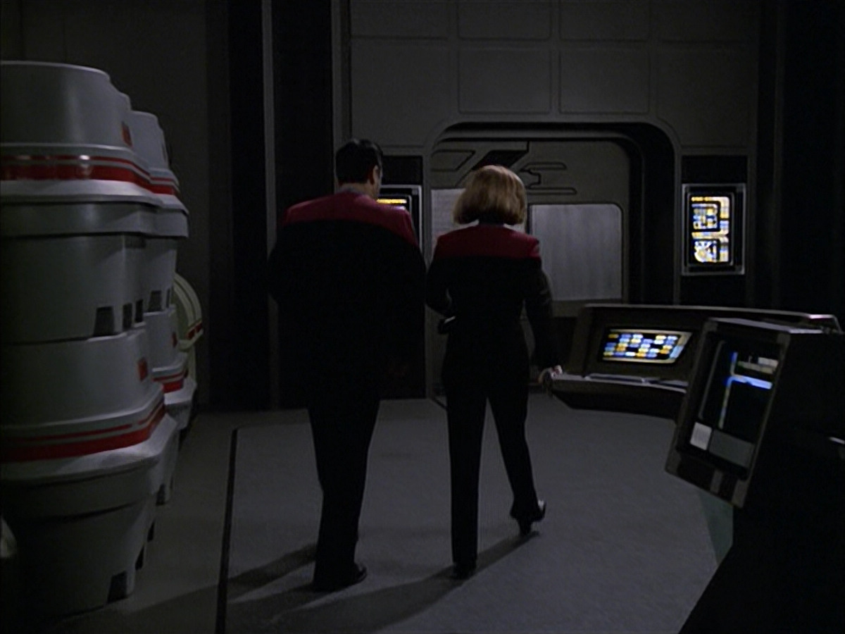 extant_StarTrek_VOY_6x09-TheVoyagerConspiracy_02940.jpg