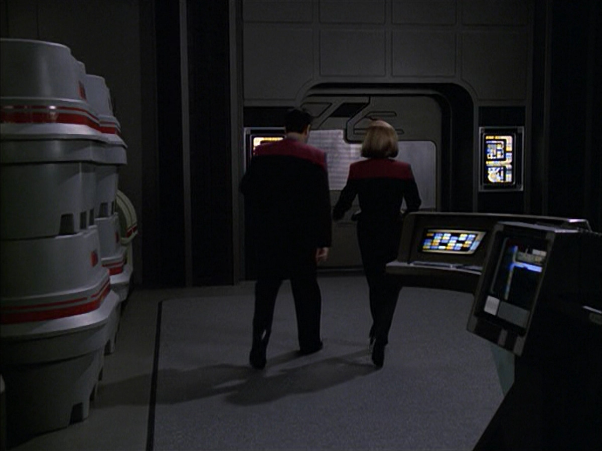 extant_StarTrek_VOY_6x09-TheVoyagerConspiracy_02941.jpg