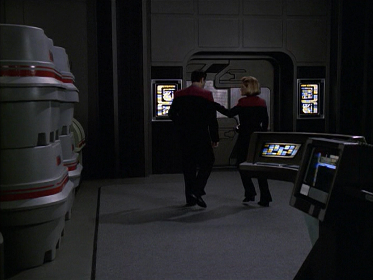 extant_StarTrek_VOY_6x09-TheVoyagerConspiracy_02942.jpg