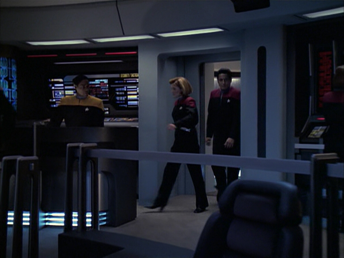 extant_StarTrek_VOY_6x09-TheVoyagerConspiracy_02973.jpg