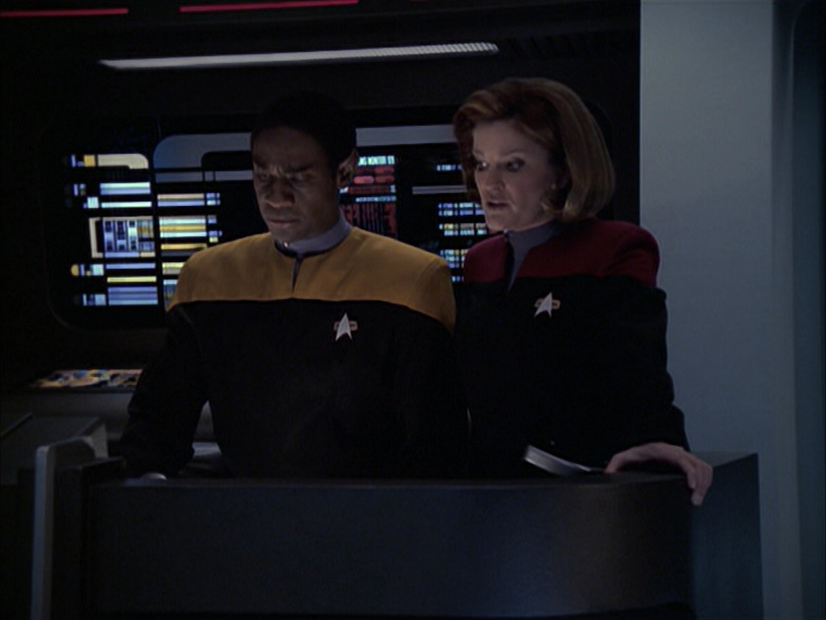 extant_StarTrek_VOY_6x09-TheVoyagerConspiracy_02990.jpg
