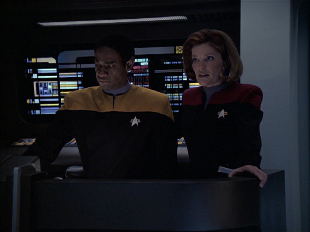 extant_StarTrek_VOY_6x09-TheVoyagerConspiracy_02993.jpg