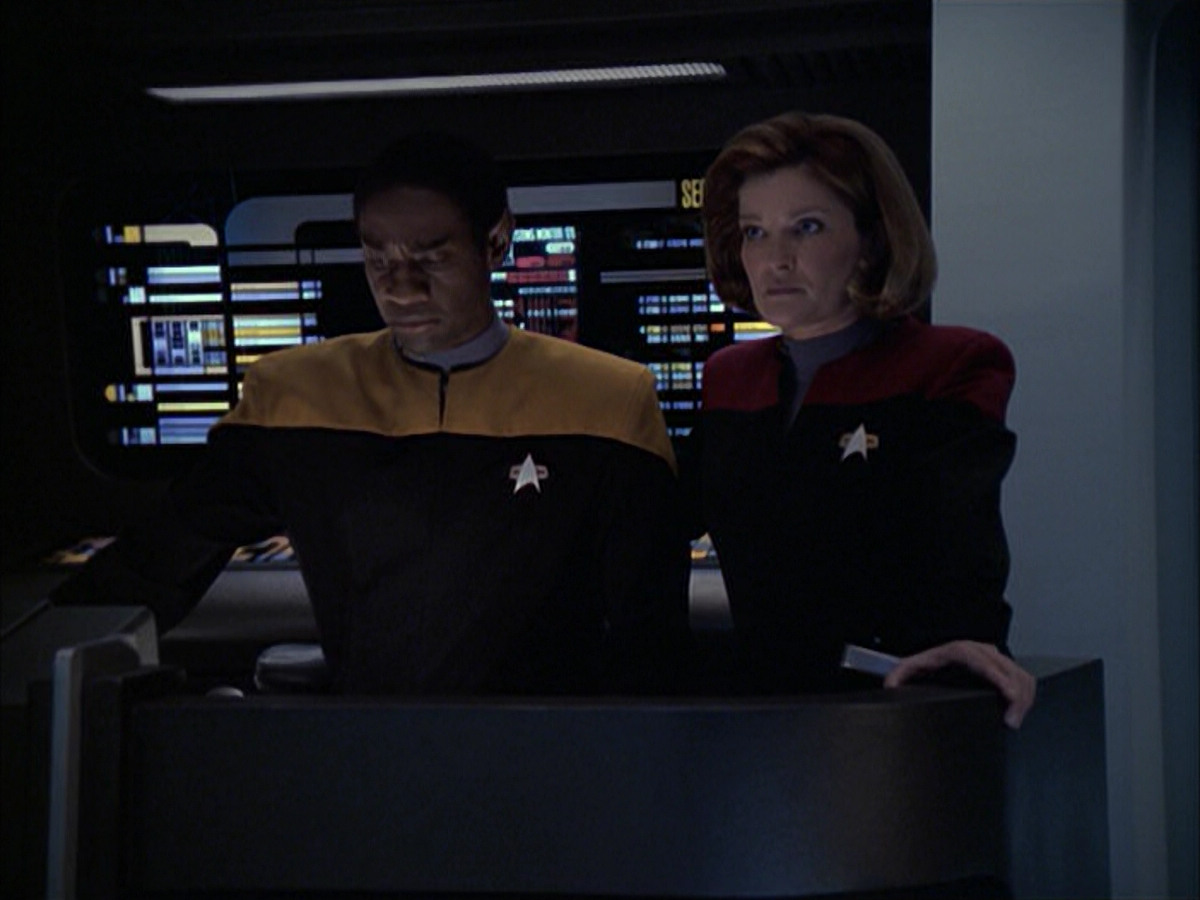 extant_StarTrek_VOY_6x09-TheVoyagerConspiracy_02994.jpg