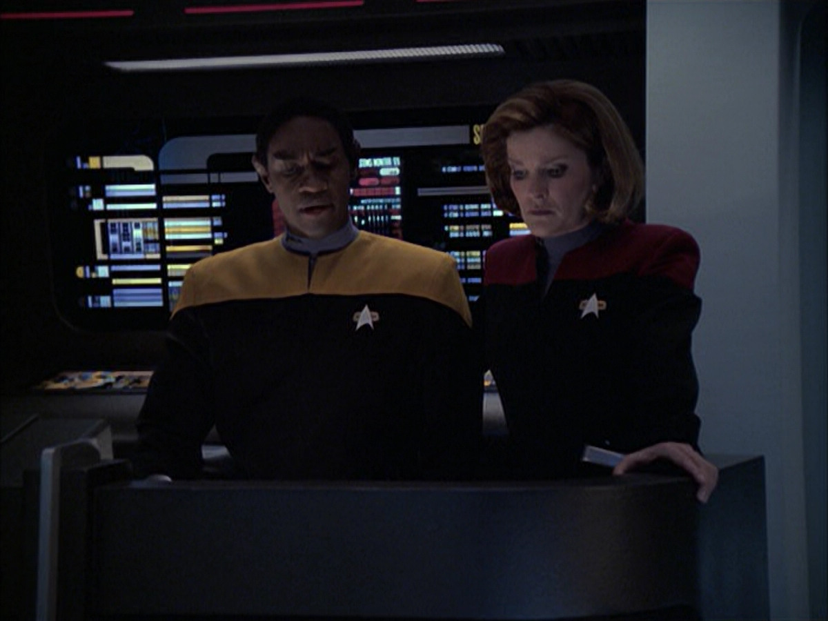 extant_StarTrek_VOY_6x09-TheVoyagerConspiracy_03005.jpg