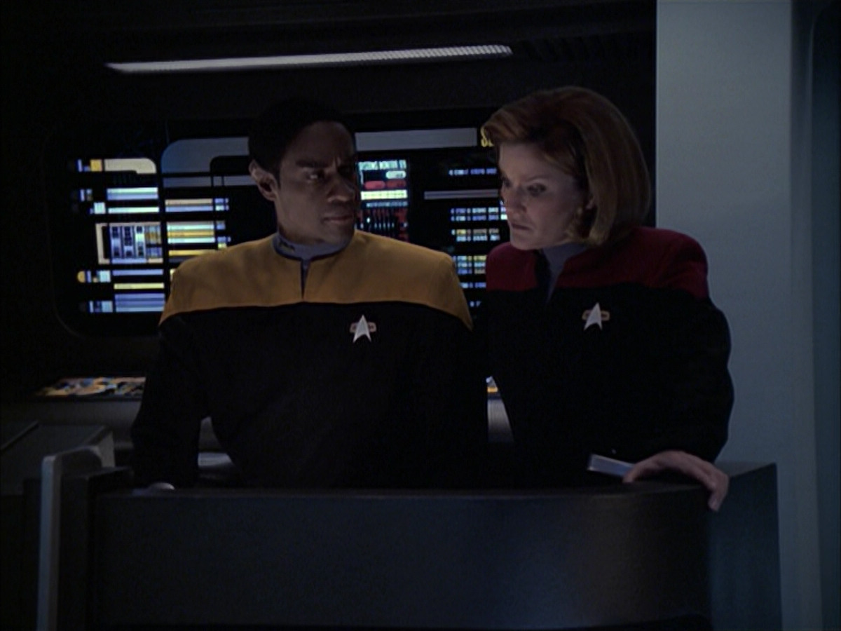 extant_StarTrek_VOY_6x09-TheVoyagerConspiracy_03007.jpg