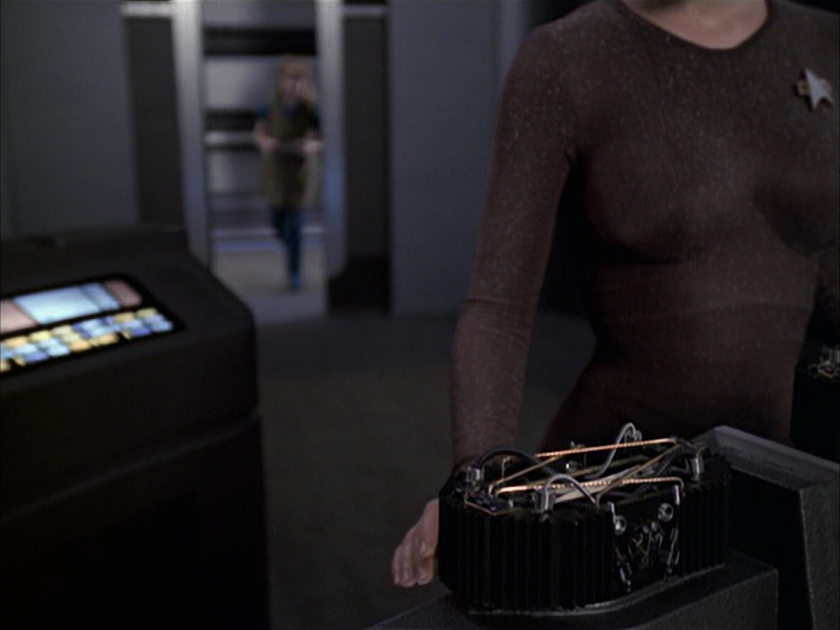 extant_StarTrek_VOY_6x09-TheVoyagerConspiracy_03478.jpg