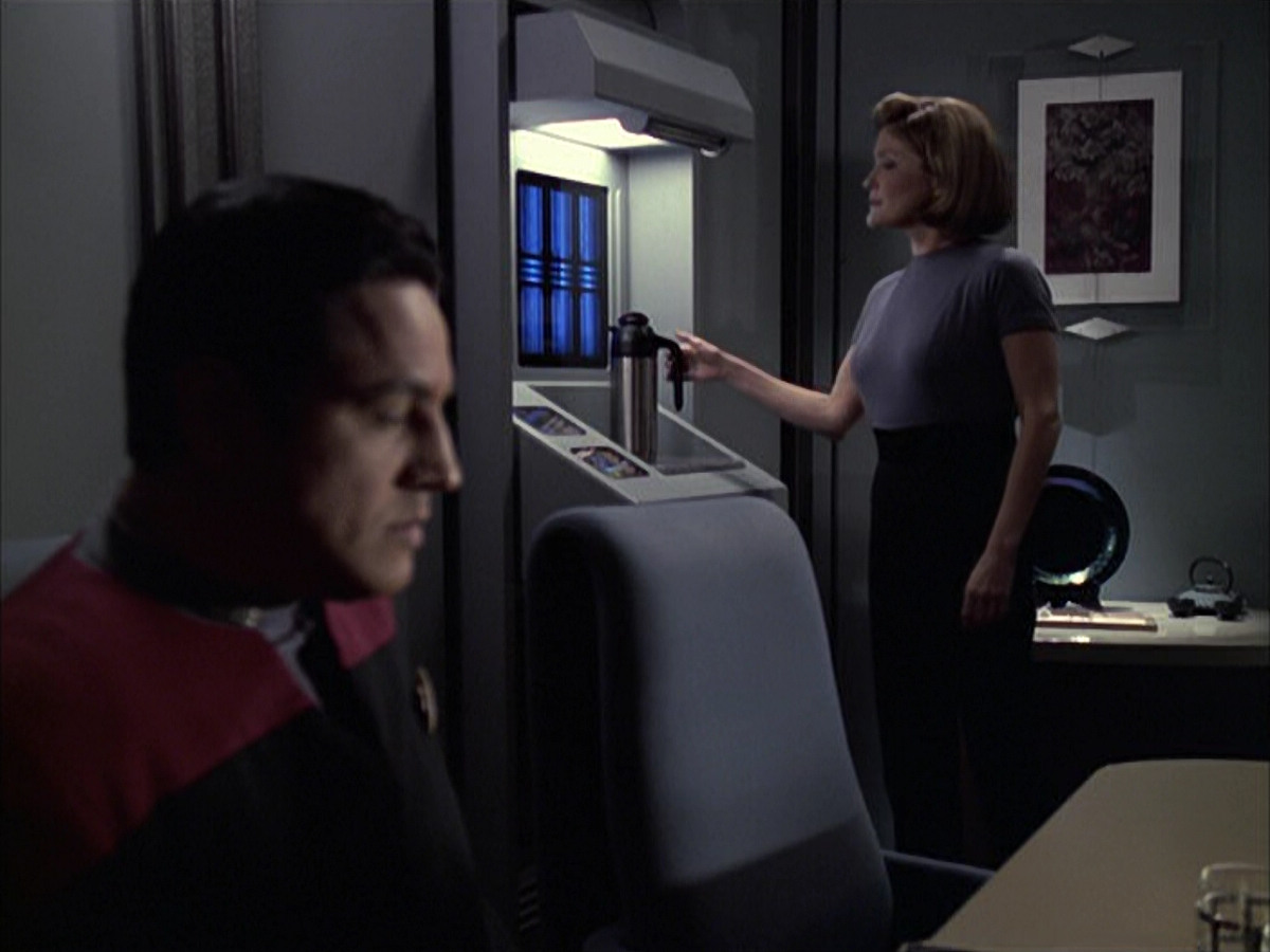 extant_StarTrek_VOY_6x09-TheVoyagerConspiracy_03567.jpg