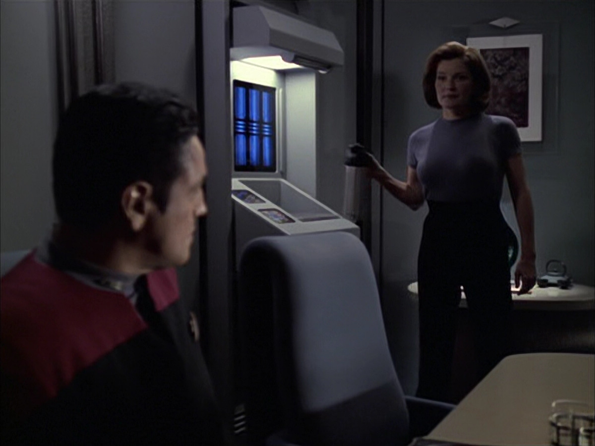 extant_StarTrek_VOY_6x09-TheVoyagerConspiracy_03568.jpg