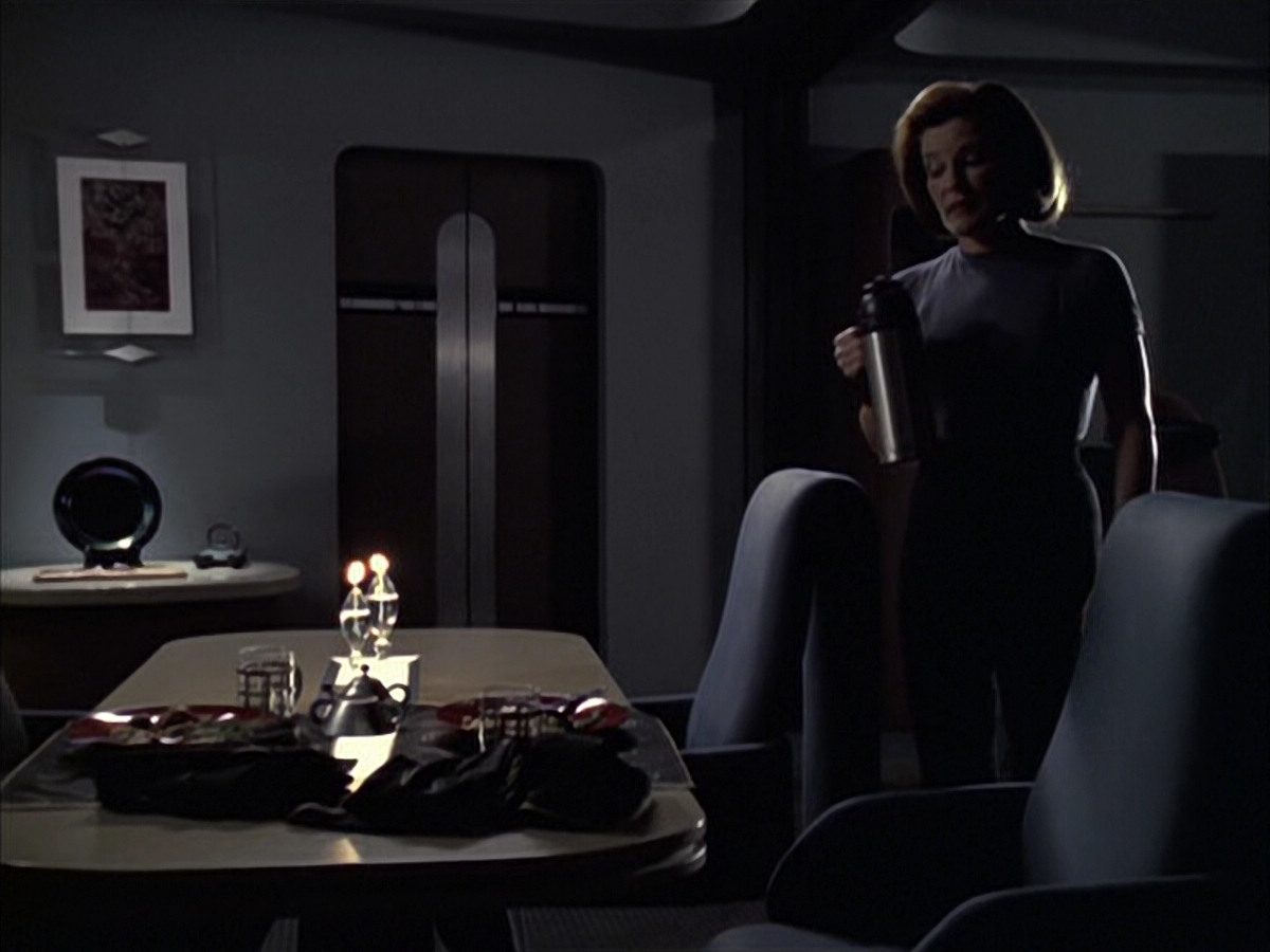 extant_StarTrek_VOY_6x09-TheVoyagerConspiracy_03573.jpg
