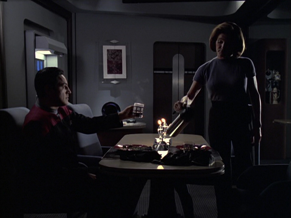 extant_StarTrek_VOY_6x09-TheVoyagerConspiracy_03585.jpg
