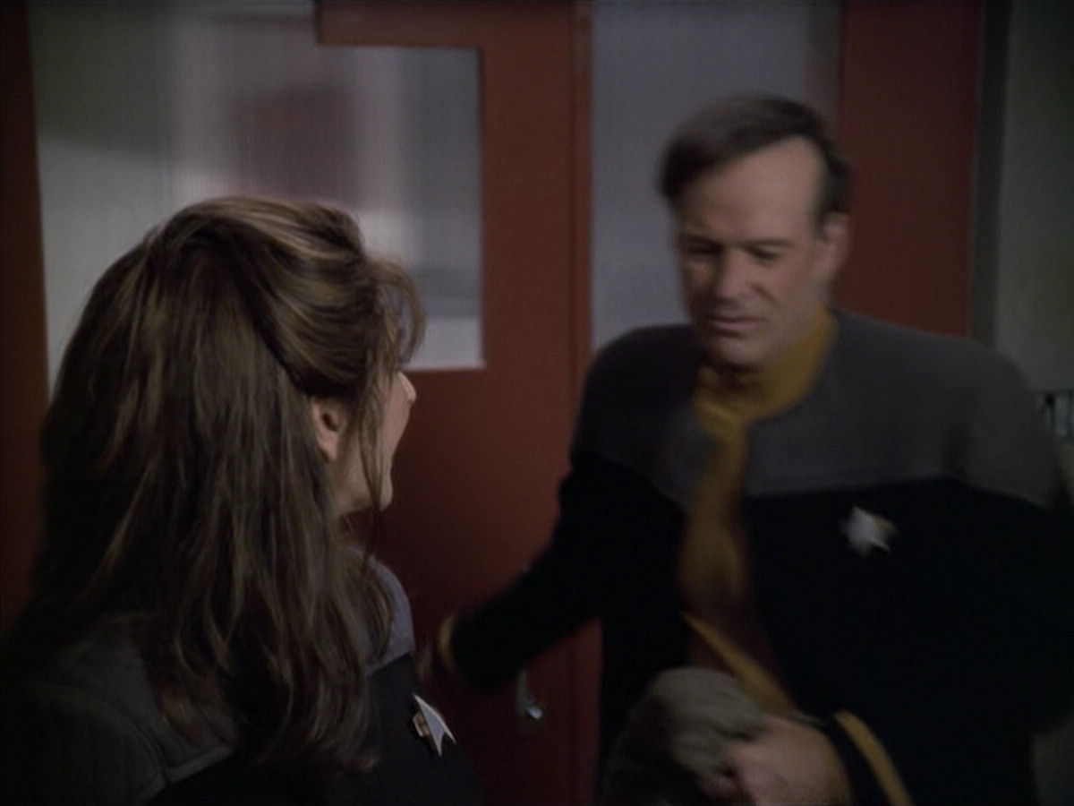 extant_StarTrek_VOY_6x10-Pathfinder_00056.jpg