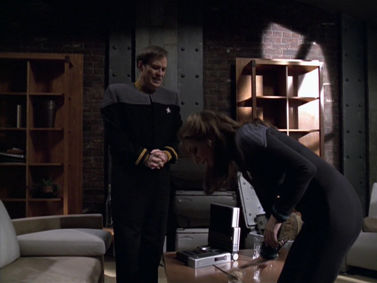 extant_StarTrek_VOY_6x10-Pathfinder_00153.jpg