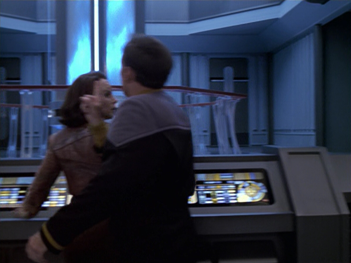 extant_StarTrek_VOY_6x10-Pathfinder_01740.jpg