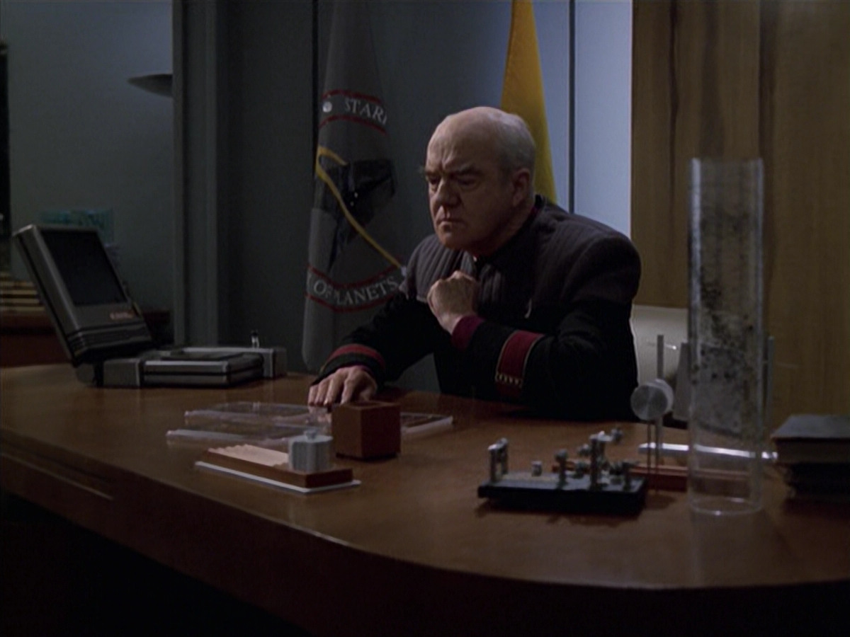 extant_StarTrek_VOY_6x10-Pathfinder_02028.jpg