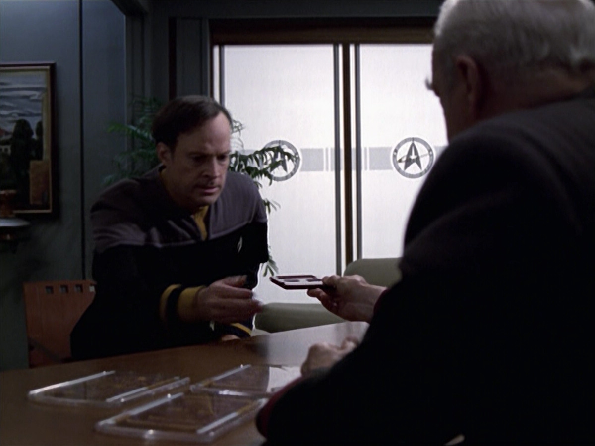 extant_StarTrek_VOY_6x10-Pathfinder_02162.jpg