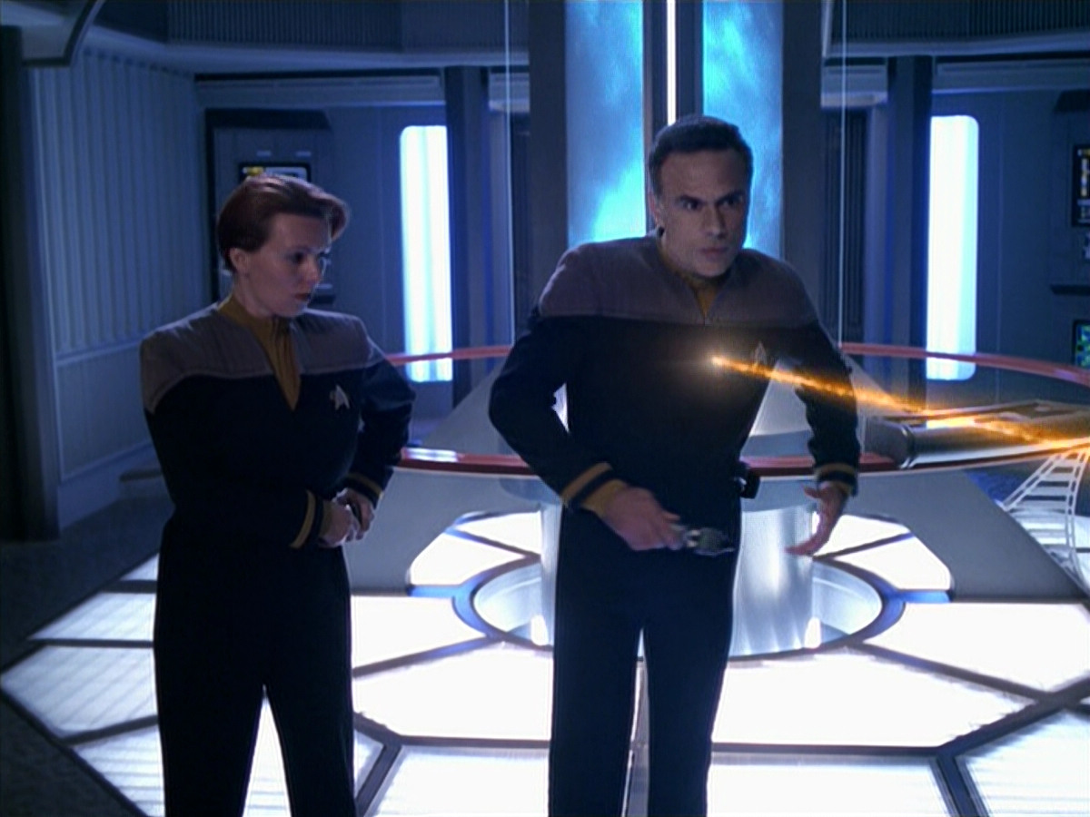 extant_StarTrek_VOY_6x10-Pathfinder_02914.jpg