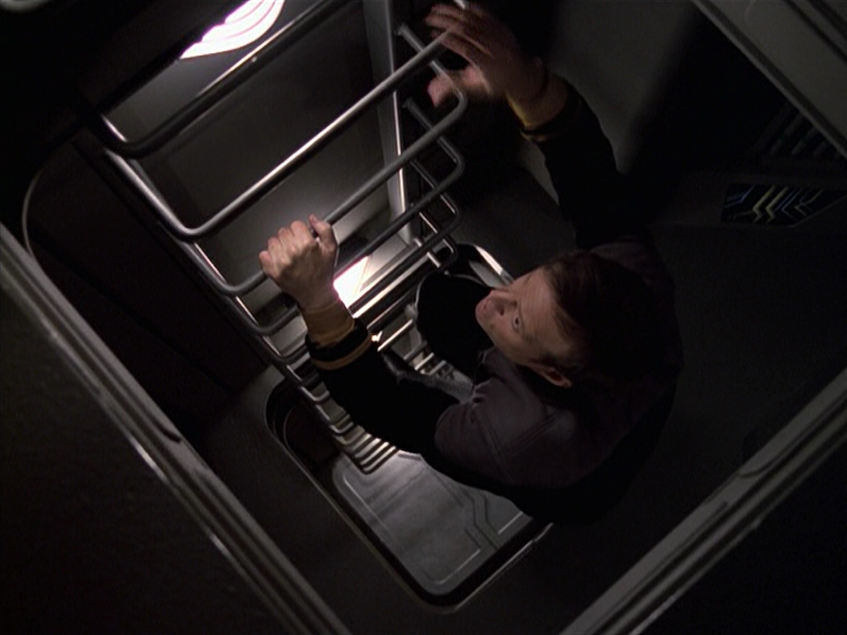 extant_StarTrek_VOY_6x10-Pathfinder_02925.jpg