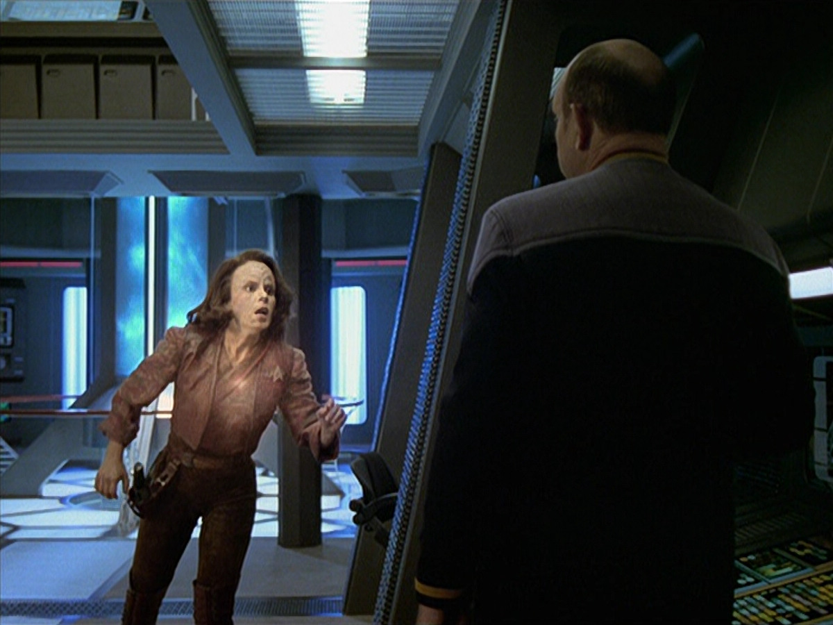 extant_StarTrek_VOY_6x10-Pathfinder_02977.jpg