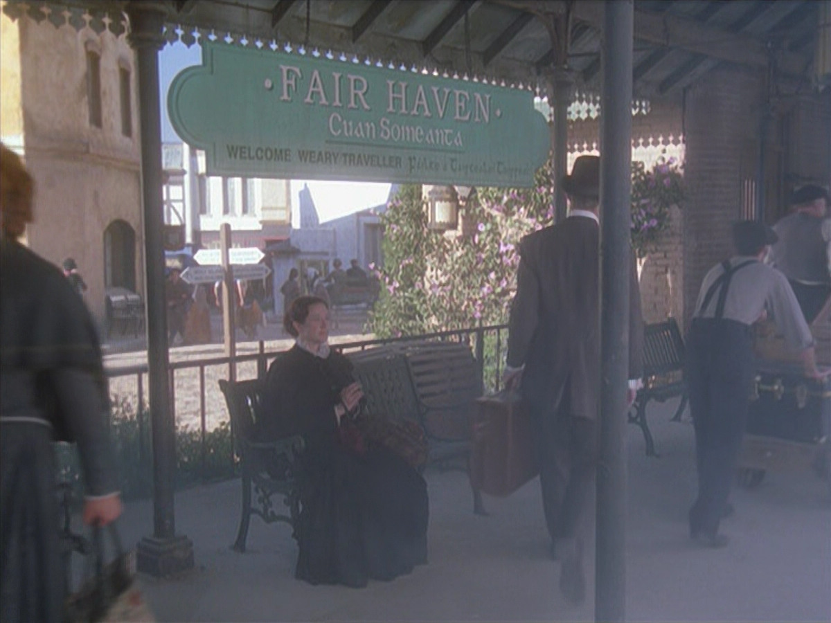 extant_StarTrek_VOY_6x11-FairHaven_00021.jpg
