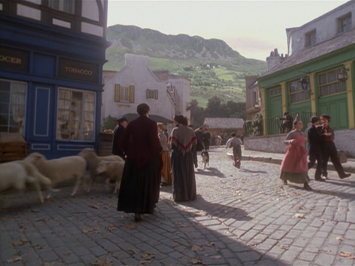 extant_StarTrek_VOY_6x11-FairHaven_00026.jpg