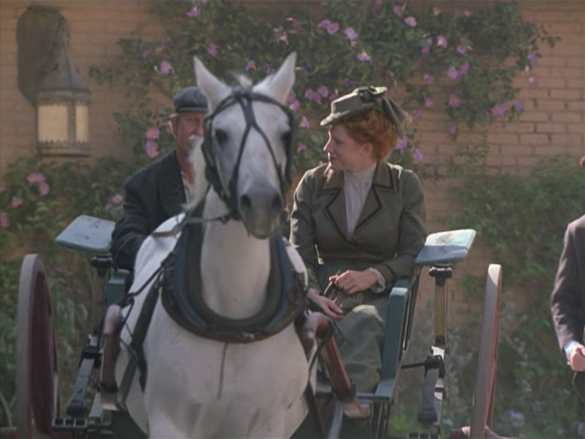extant_StarTrek_VOY_6x11-FairHaven_00030.jpg
