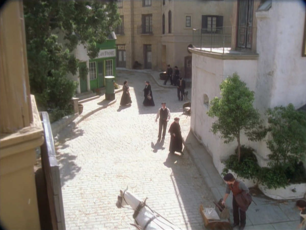 extant_StarTrek_VOY_6x11-FairHaven_00035.jpg