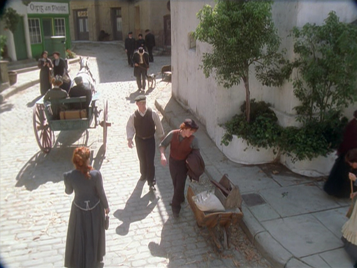 extant_StarTrek_VOY_6x11-FairHaven_00042.jpg