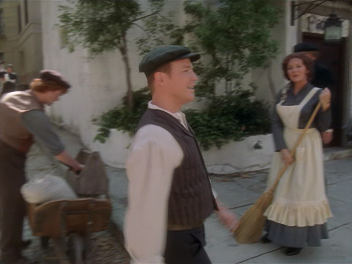 extant_StarTrek_VOY_6x11-FairHaven_00047.jpg