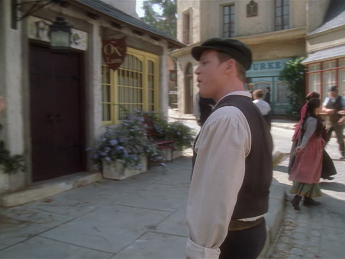 extant_StarTrek_VOY_6x11-FairHaven_00050.jpg