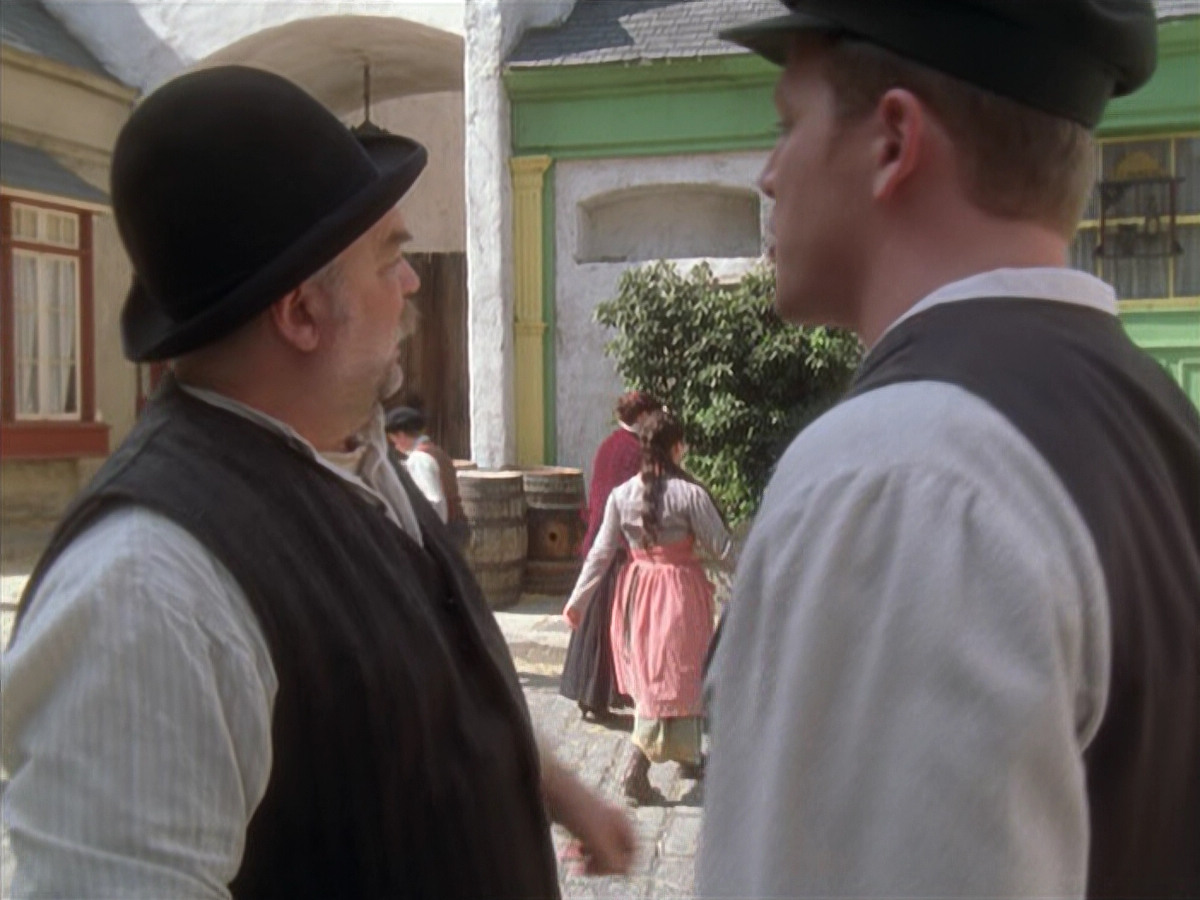extant_StarTrek_VOY_6x11-FairHaven_00056.jpg
