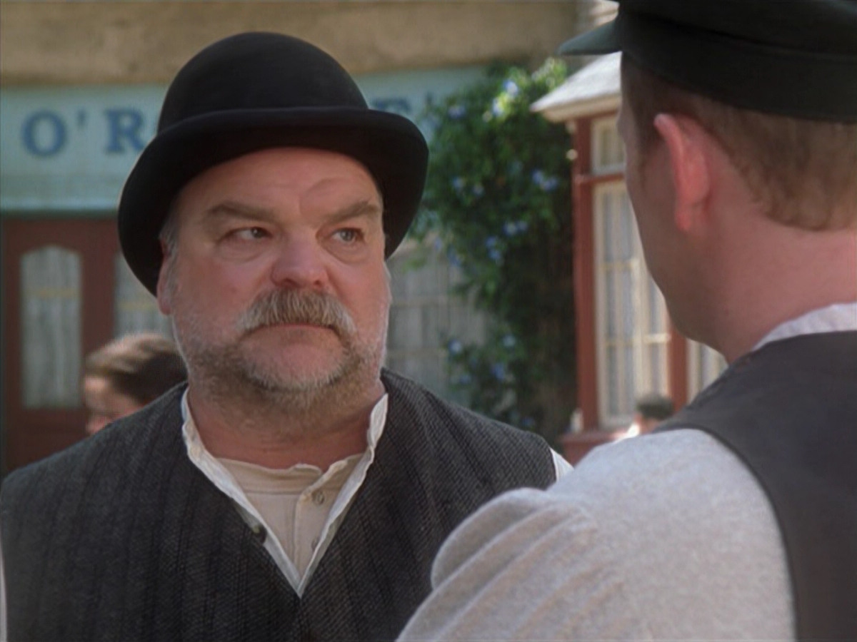 extant_StarTrek_VOY_6x11-FairHaven_00085.jpg