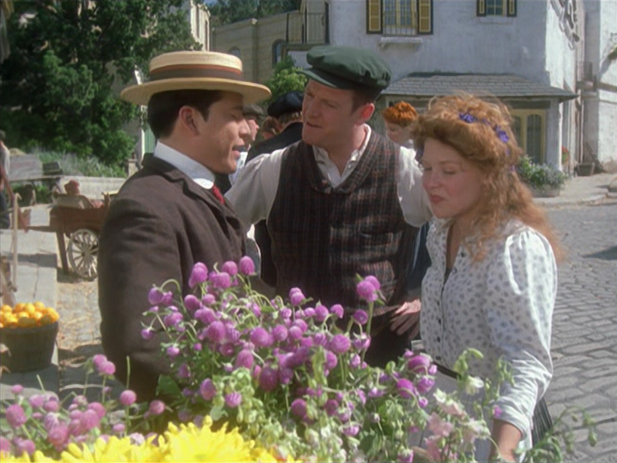 extant_StarTrek_VOY_6x11-FairHaven_00143.jpg