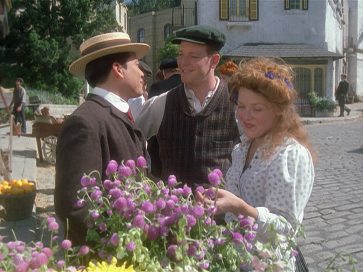 extant_StarTrek_VOY_6x11-FairHaven_00147.jpg