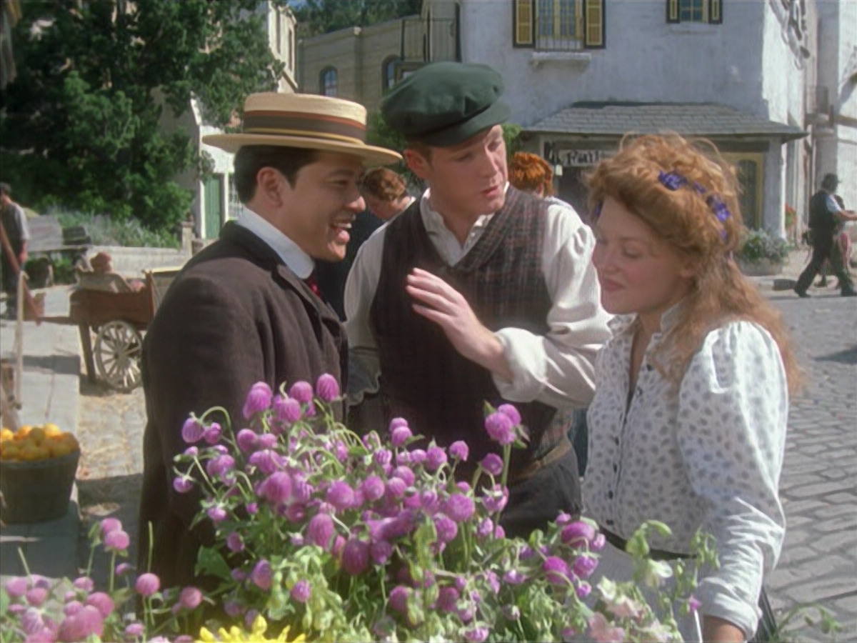 extant_StarTrek_VOY_6x11-FairHaven_00151.jpg