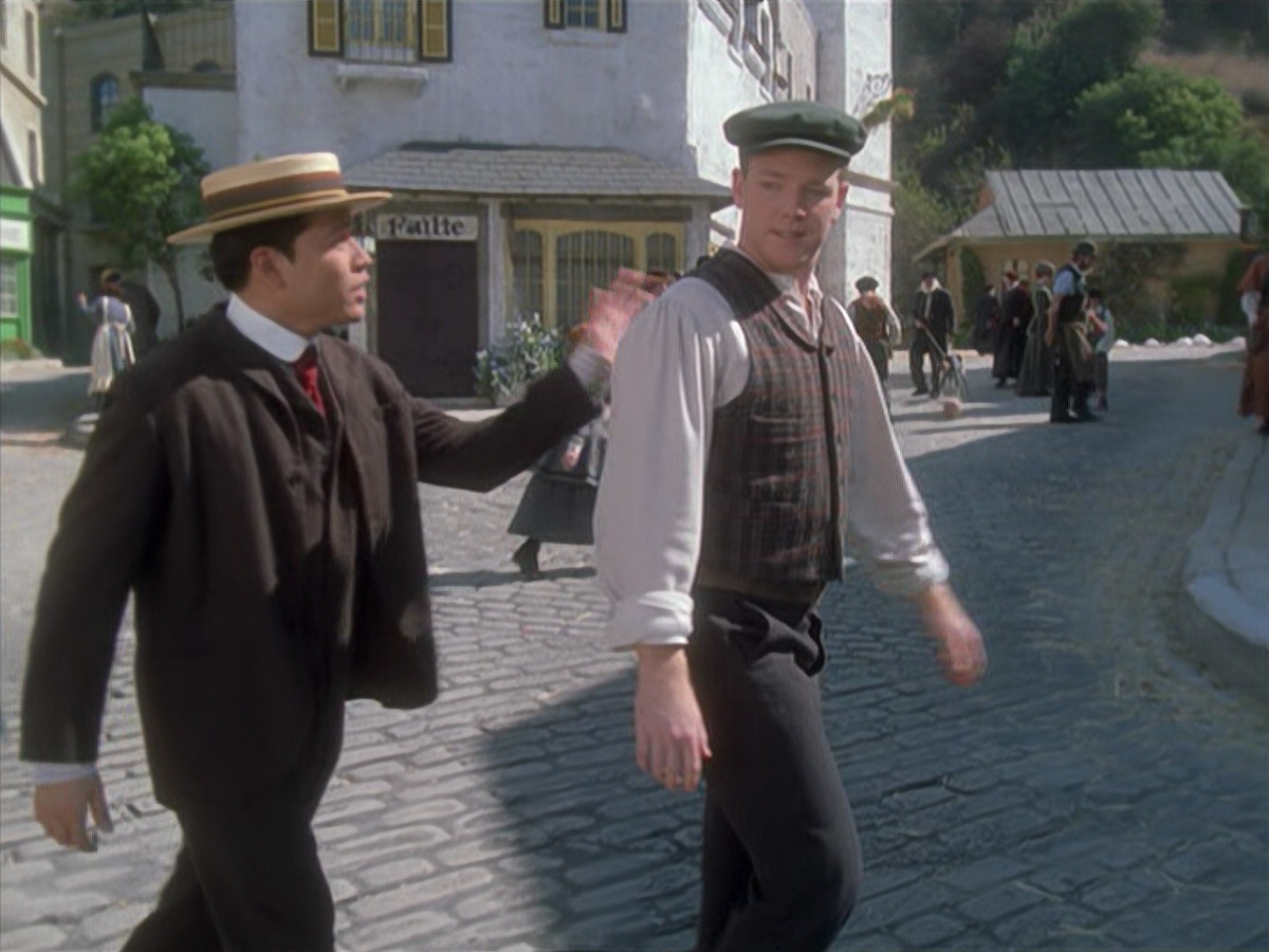 extant_StarTrek_VOY_6x11-FairHaven_00157.jpg