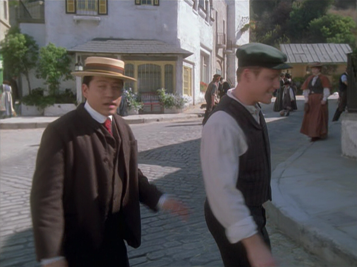 extant_StarTrek_VOY_6x11-FairHaven_00160.jpg