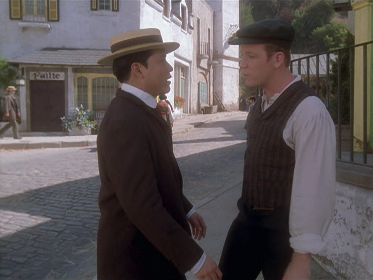 extant_StarTrek_VOY_6x11-FairHaven_00166.jpg