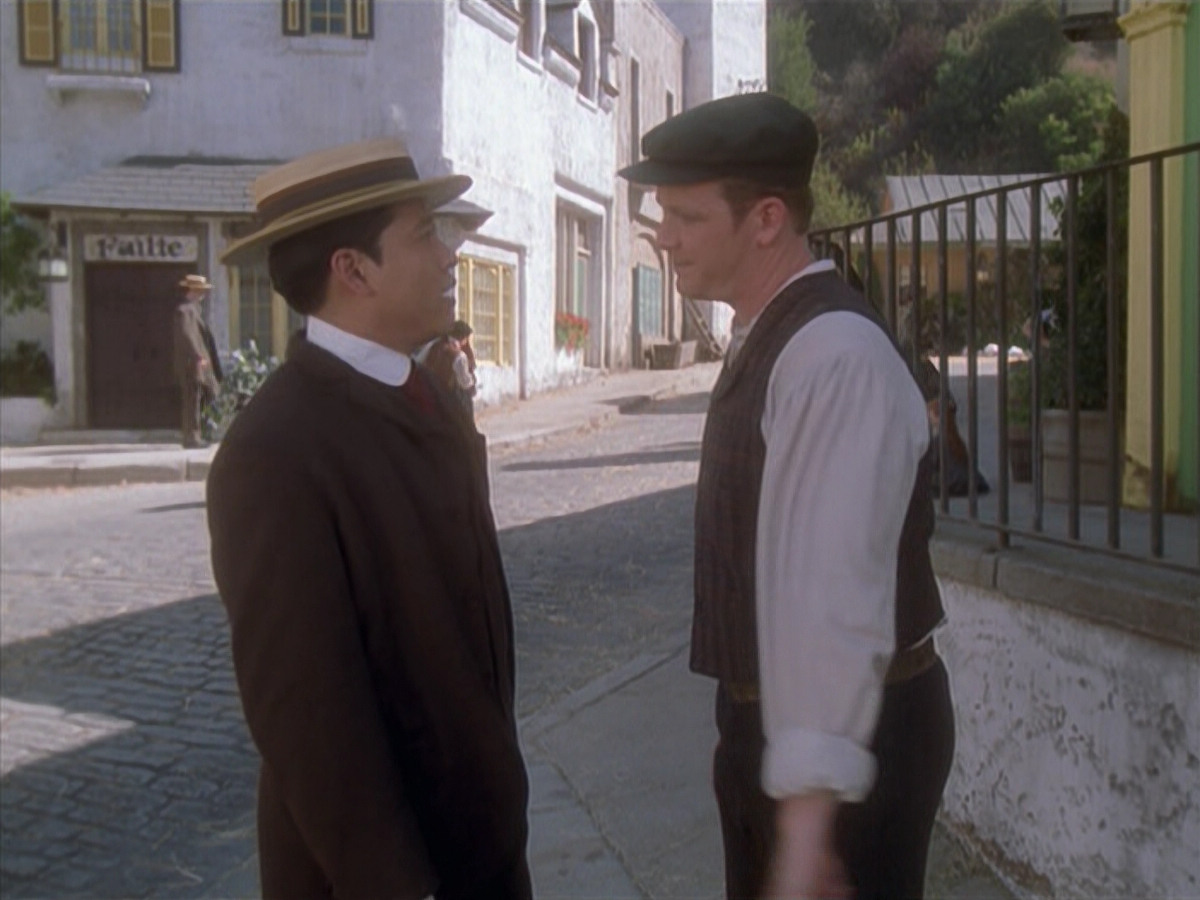 extant_StarTrek_VOY_6x11-FairHaven_00168.jpg