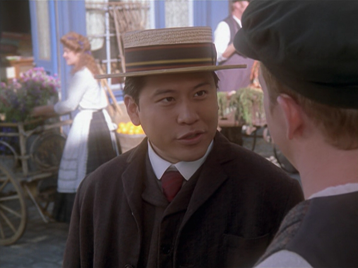 extant_StarTrek_VOY_6x11-FairHaven_00169.jpg