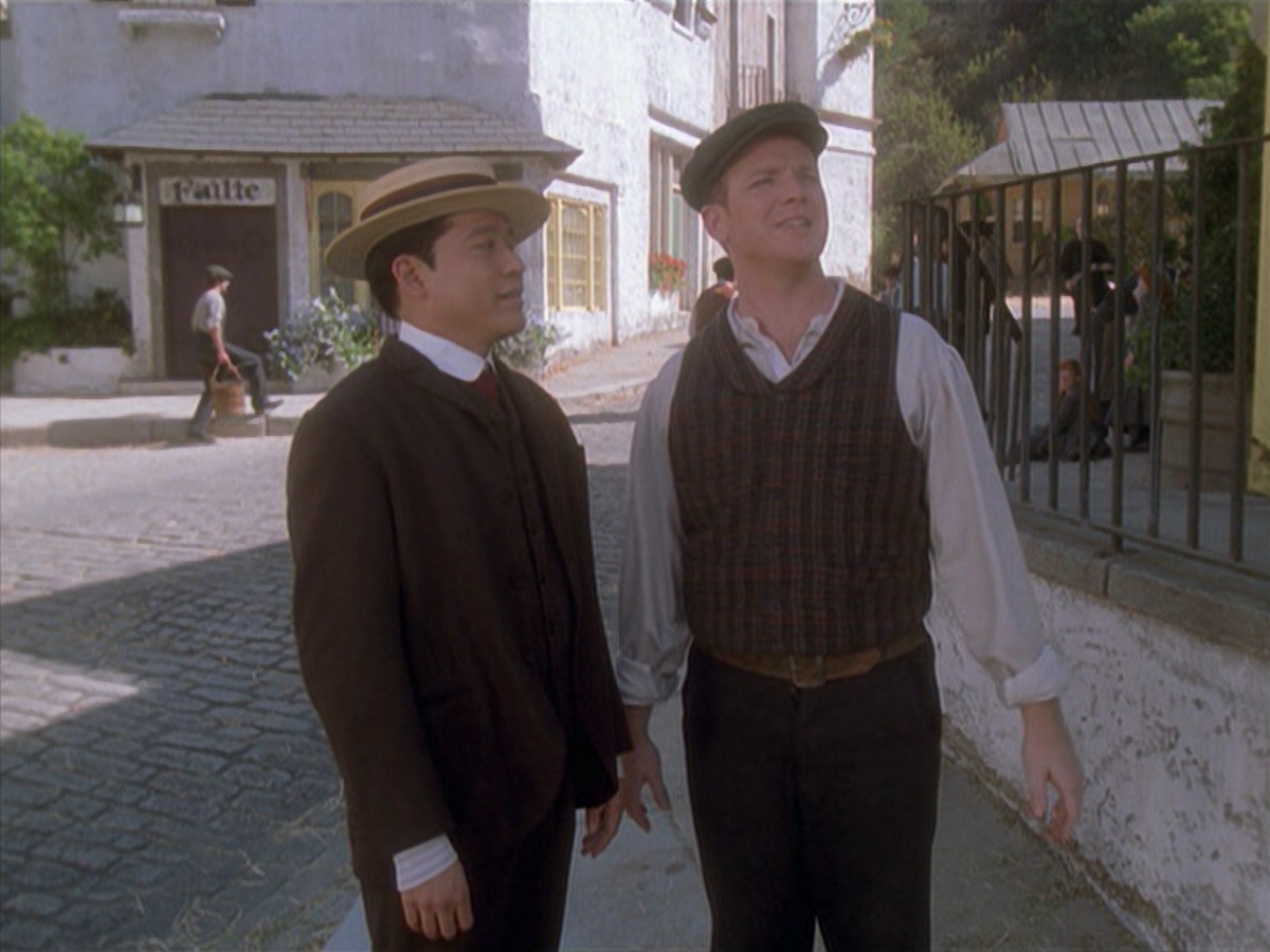 extant_StarTrek_VOY_6x11-FairHaven_00181.jpg
