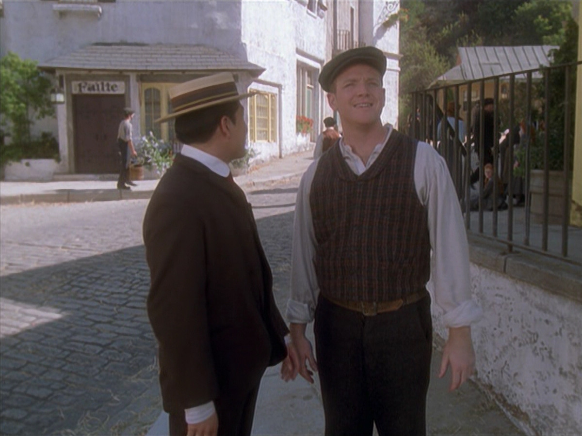 extant_StarTrek_VOY_6x11-FairHaven_00182.jpg