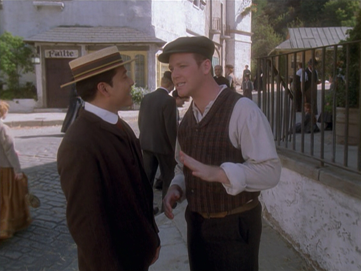 extant_StarTrek_VOY_6x11-FairHaven_00189.jpg