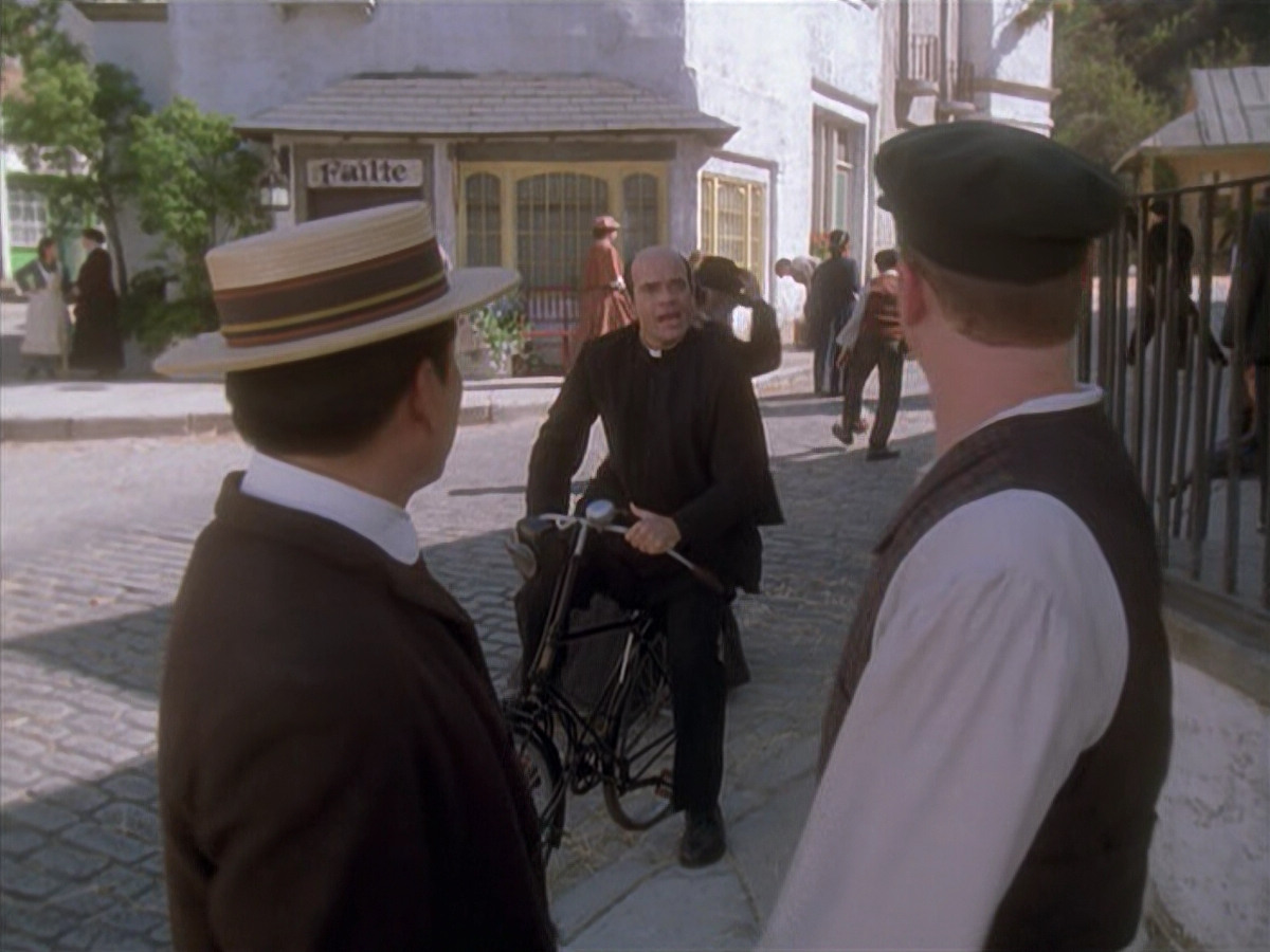 extant_StarTrek_VOY_6x11-FairHaven_00196.jpg