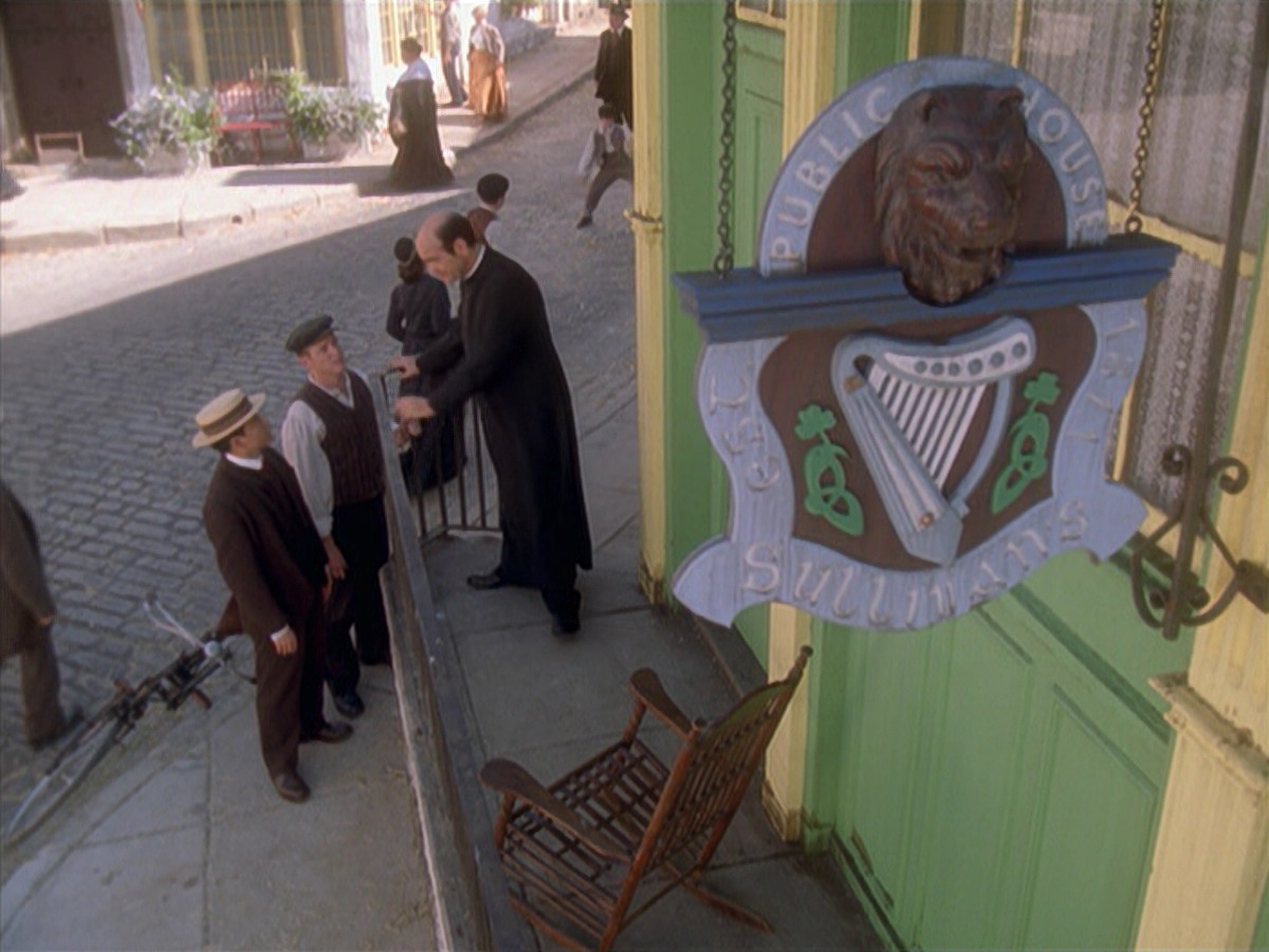 extant_StarTrek_VOY_6x11-FairHaven_00230.jpg