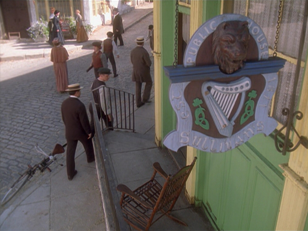 extant_StarTrek_VOY_6x11-FairHaven_00235.jpg