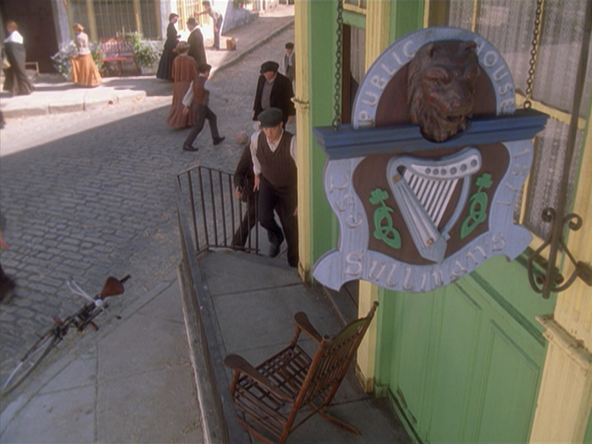 extant_StarTrek_VOY_6x11-FairHaven_00238.jpg
