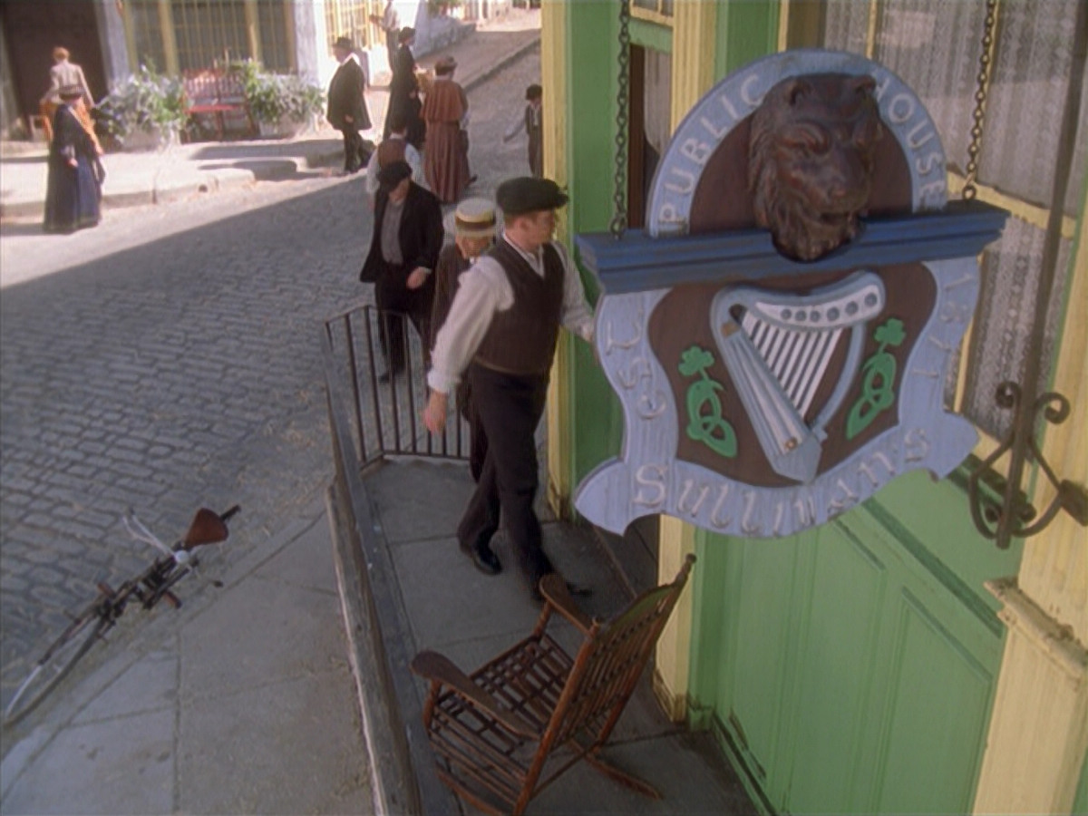 extant_StarTrek_VOY_6x11-FairHaven_00240.jpg