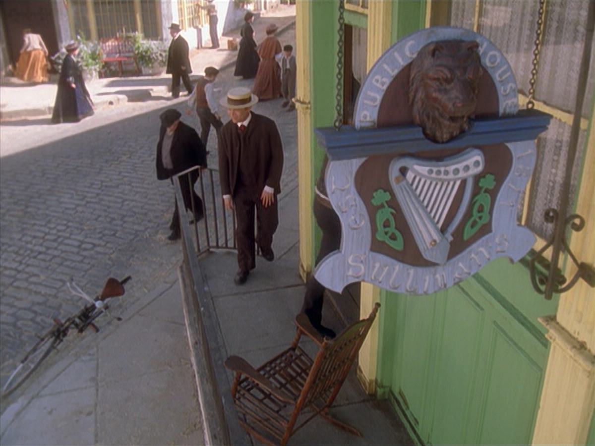 extant_StarTrek_VOY_6x11-FairHaven_00241.jpg